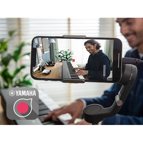 Una vista del icono de la aplicación Yamaha Rec'n'Share y una persona grabando un vídeo con su teléfono inteligente tocando